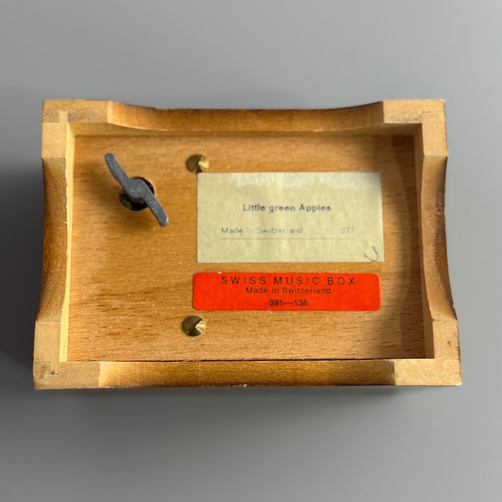Swiss Music Box Little‎ Green Apples Musical Keepsake Vintage Wooden Collectible - Picture 6 of 9